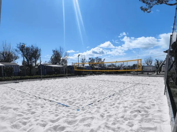 Boisko do siatkówki plażowej na kempingu Roan Le Castellas.