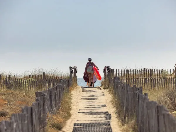 Spacer z kempingu na plażę na kempingu Roan Les Dunes.