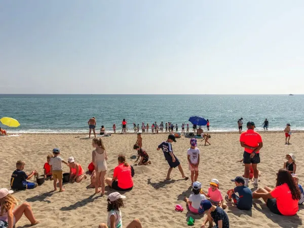 Rozrywka na plaży na kempingu Roan Les Dunes.