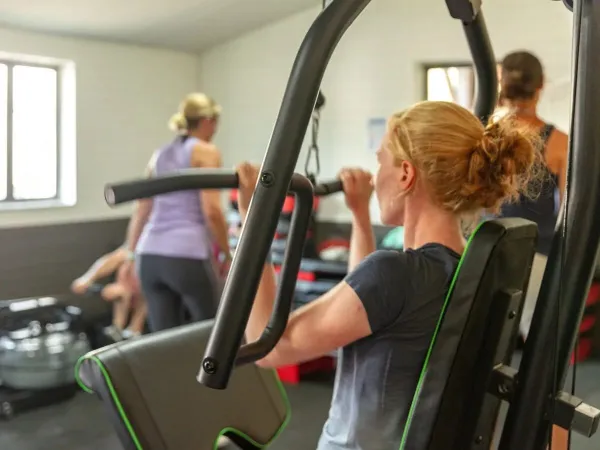 Sala fitness na kempingu Roan Château de Fonrives.