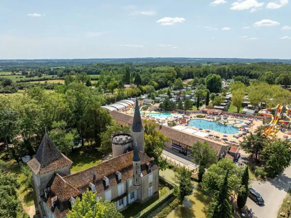 Przegląd parku wodnego z zamkiem na kempingu Roan Château de Fonrives.