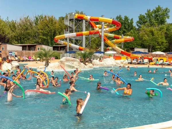 Aquagym w basenie na kempingu Roan Château de Fonrives.