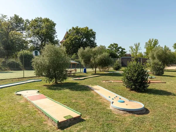 Minigolf na kempingu Roan w Château de Fonrives.