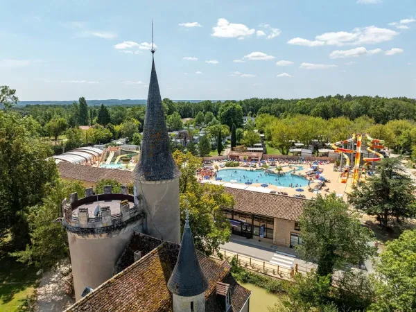 Zamek z basenem na kempingu Roan Château de Fonrives
