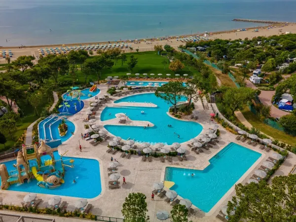 Zdjęcie lotnicze parku wodnego połączonego z plażą na kempingu Roan Mediterraneo.