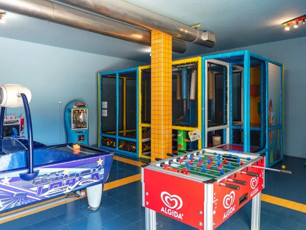 Salon gier na kempingu Roan w wiosce I Pini.