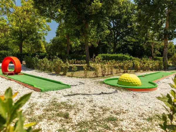 Minigolf na kempingu Roan w wiosce I Pini.