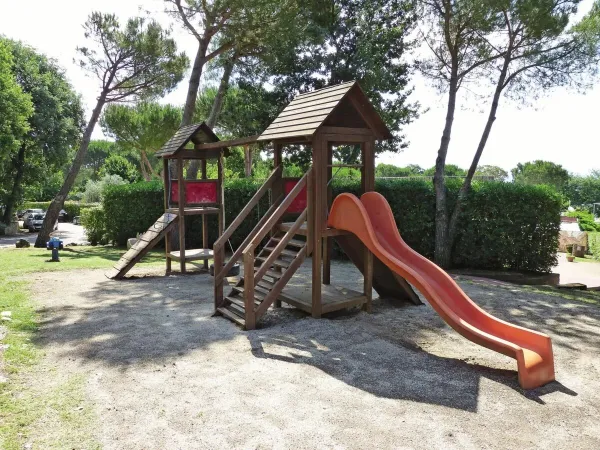 Plac zabaw na kempingu Roam w wiosce I Pini.