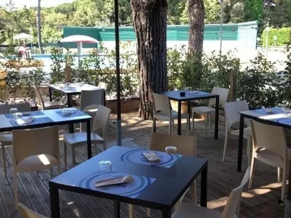Taras z cieniem przy basenie na kempingu Roan Del Forte.