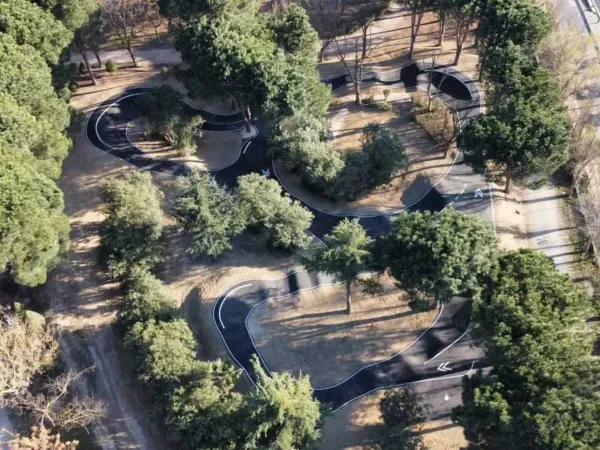 Tor pumptrack na kempingu Roan w klubie Atlantic Montalivet.