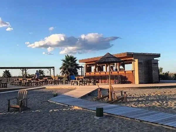 Bar na plaży na kempingu Roan Les Dunes.