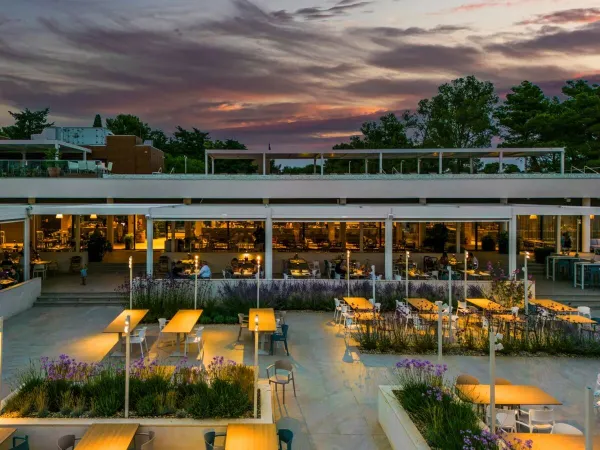 Klimatyczna restauracja wieczorem na kempingu Roan Zaton Holiday Resort.