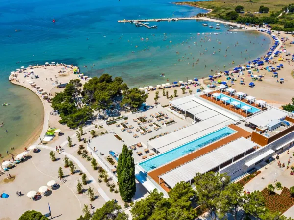 Widok z góry na restaurację i morze na kempingu Zaton Holiday Resort.