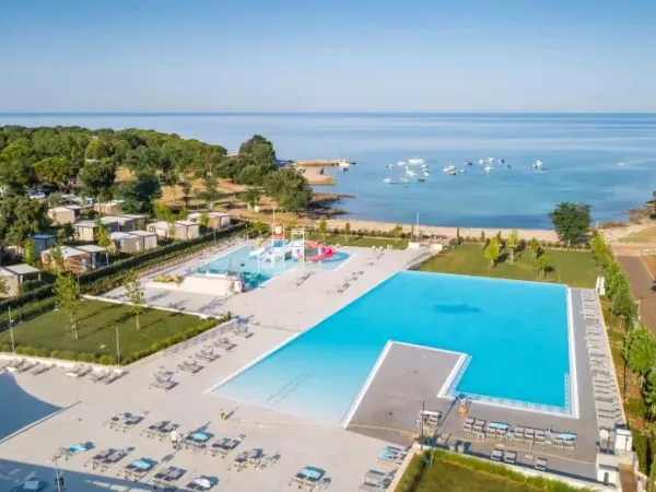 Basen z brodzikiem dla dzieci, zjeżdżalniami i zatoką na kempingu Roan Park Umag.