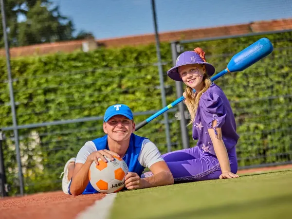 Timo i Zilva na placu sportowym, maskotki kempingu Roan Terspegelt.