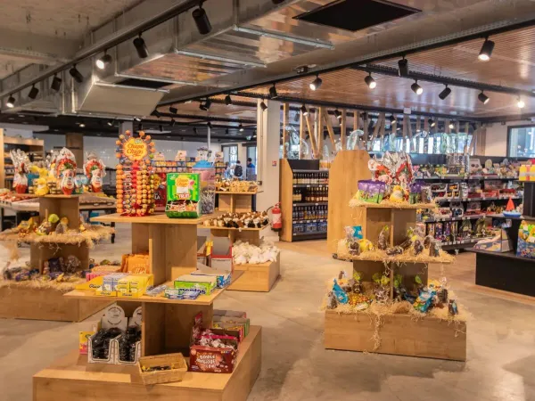 Supermarket na kempingu Roan Domaine des Ormes.