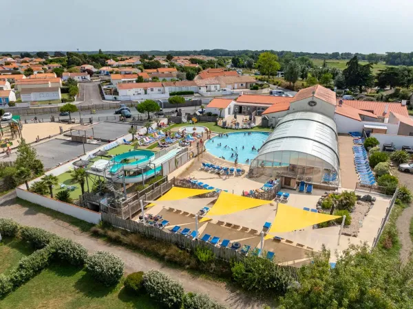 Basen z brodzikiem dla dzieci na kempingu Roan Le Domaine de Beaulieu.