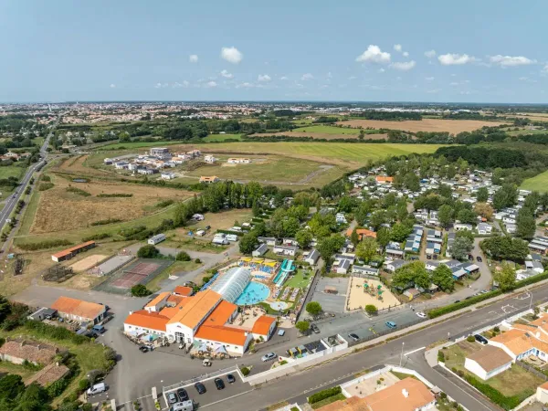Widok z góry na kemping Roan Le Domaine de Beaulieu.