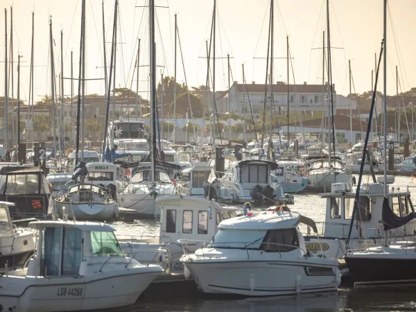 Port z łodziami w pobliżu kempingu Roan Le Domaine de Beaulieu.