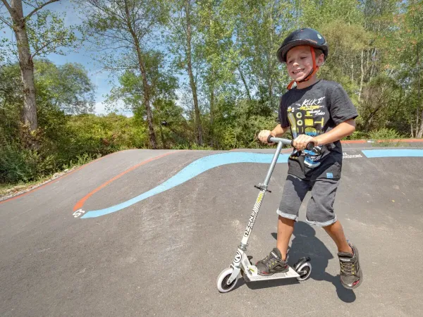 Młody chłopiec na pumptracku na kempingu Roan w Le Pommier.