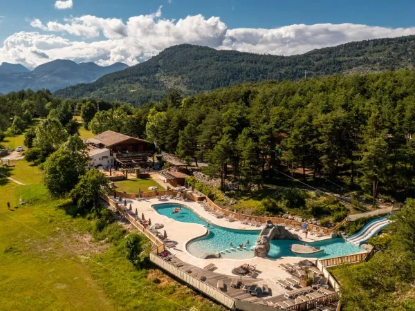 Widok z góry na basen na kempingu Roan Les Collines de Castellane.