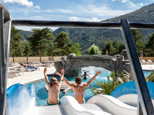 Dwoje dzieci na zjeżdżalni na kempingu Roan Les Collines de Castellane.