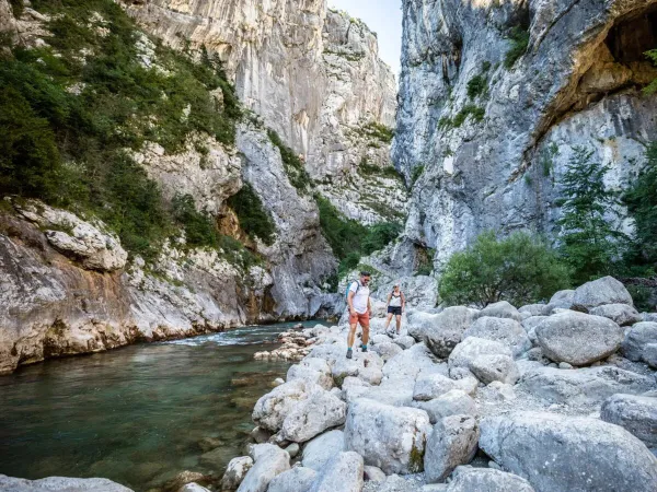 Ludzie wędrujący w Gorges du Verdon w pobliżu kempingu Roan Les Collines de Castellane.