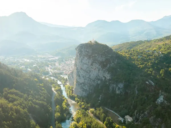 Widok z góry na okolicę kempingu Roan Les Collines de Castellane.