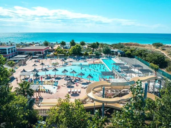 Przegląd kompleksu basenów na kempingu Roan Les Méditerranées Beach Garden.