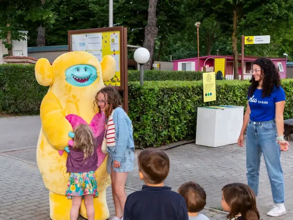 Przytulanie się do maskotki na kempingu Roan w wiosce I Pini.