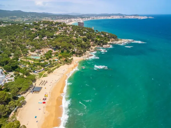 Widok z góry na plażę na międzynarodowym kempingu Roan de Calonge.