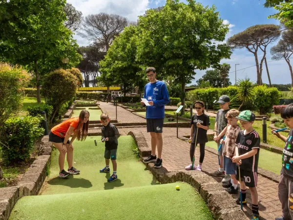 Mini golf z zespołem animatorów na kempingu Roan w wiosce Fabulous.