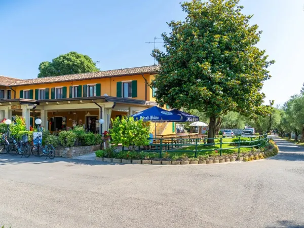 Restauracja z tarasem na Roan kempingu La Rocca Manerba.