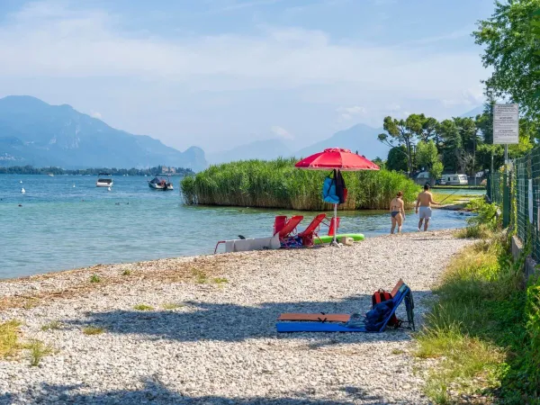 Żwirowa plaża na kempingu Roan La Rocca Manerba.