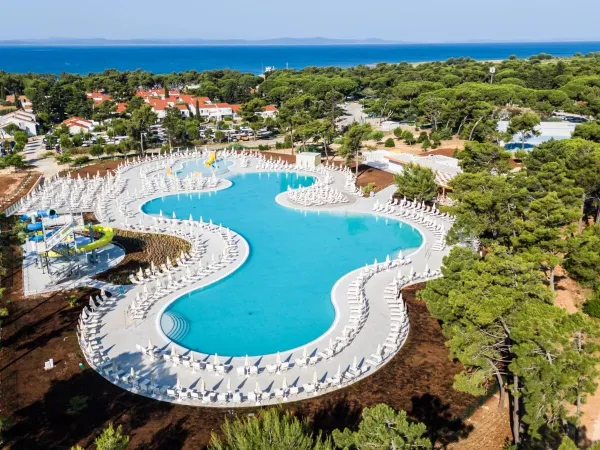 Nowy kompleks basenów ze zjeżdżalniami i brodzikiem w 2025 r. na kempingu Roan w Zaton Holiday Resort.