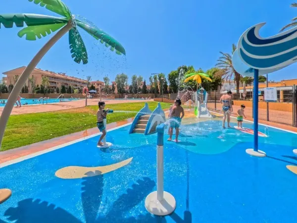 Dzieci bawią się w Spayparku na kempingu Roan Platja Brava.