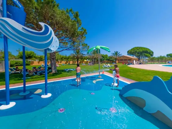 Park natryskowy i miejsce do opalania z leżakami w cieniu na kempingu Roan Platja Brava.