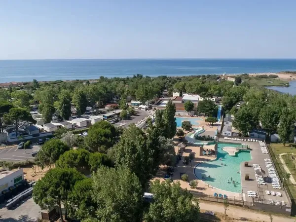 Przegląd basenu na kempingu Roan Méditerranée Plage.