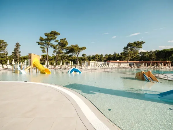 Basen dla dzieci ze zjeżdżalnią na kempingu Roan Zaton Holiday Resort.