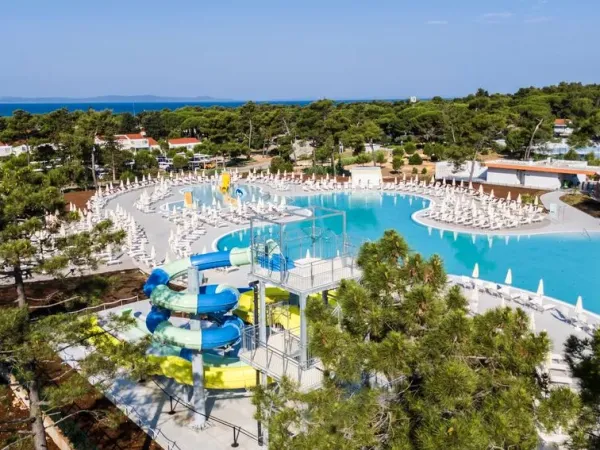 Przegląd drugiego basenu na kempingu Roan Zaton Holiday Resort.