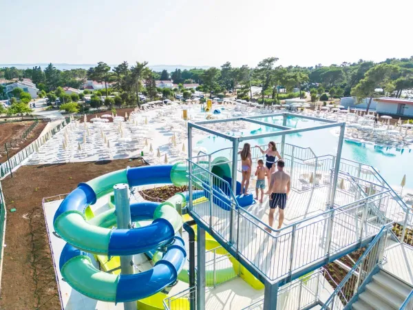 Zjeżdżalnie wodne i przegląd drugiego basenu na kempingu Roan Zaton Holiday Resort.