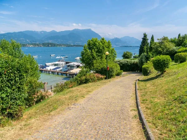 Widok na jezioro Garda z kempingu Roan La Rocca Manerba.