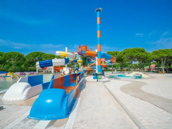 Duże zjeżdżalnie w kompleksie basenów na kempingu Roan Union Lido Mare.