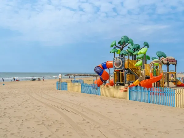 Duży plac zabaw na plaży na kempingu Roan Union Lido Mare.