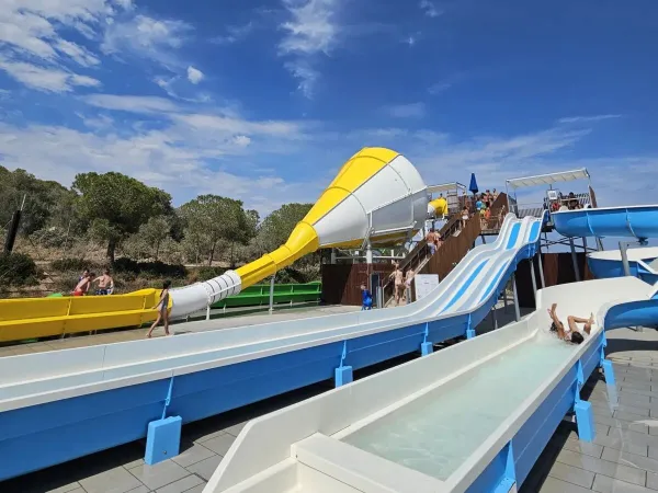 Nowe zjeżdżalnie zostały otwarte w 2025 roku na kempingu Roan Vilanova Park.