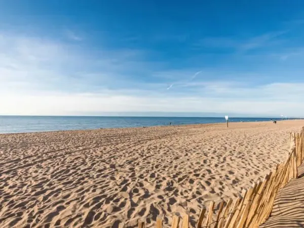 Piękna piaszczysta plaża na kempingu Roan Le Serignan Plage.