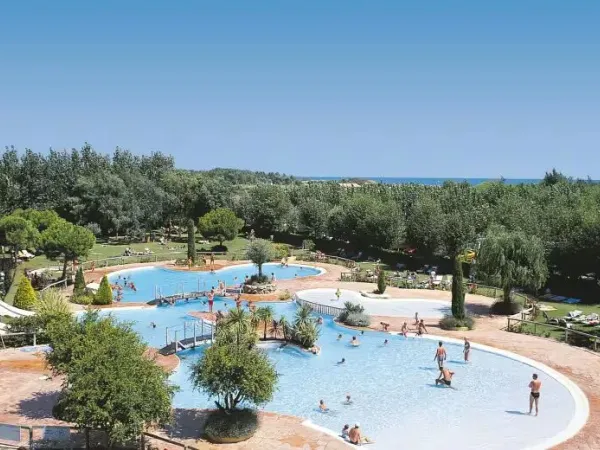 Basen przeglądowy na kempingu Roan Le Seringnan Plage.