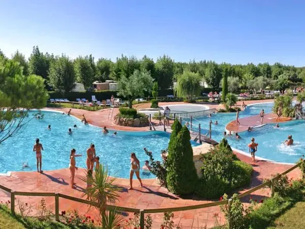 Przegląd basenu na kempingu Roan Le Serignan Plage.