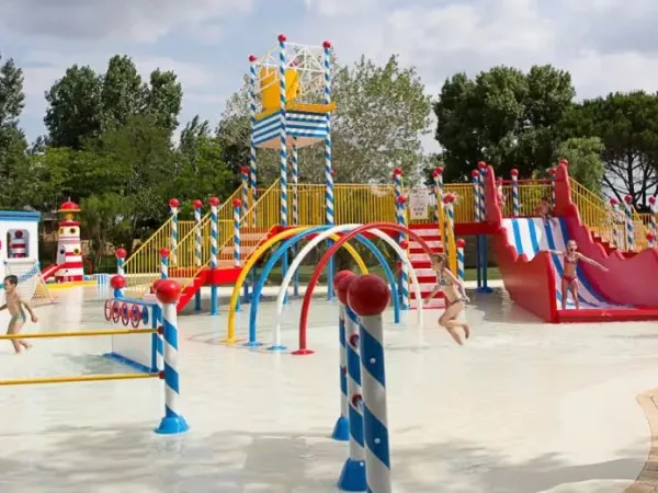Duży wodny plac zabaw na kempingu Roan Le Serignan Plage.