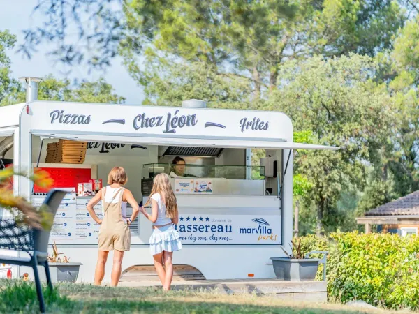 Pizza na wynos na kempingu Roan Domaine de Massereau.